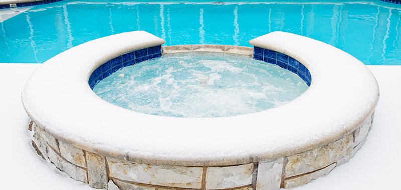 Quels produits utiliser pour hiverner sa piscine ?